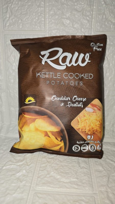 رقائق البطاطس Raw Kettle Cooked بنكهة جبنة الشيدر - خالي من الجلوتين